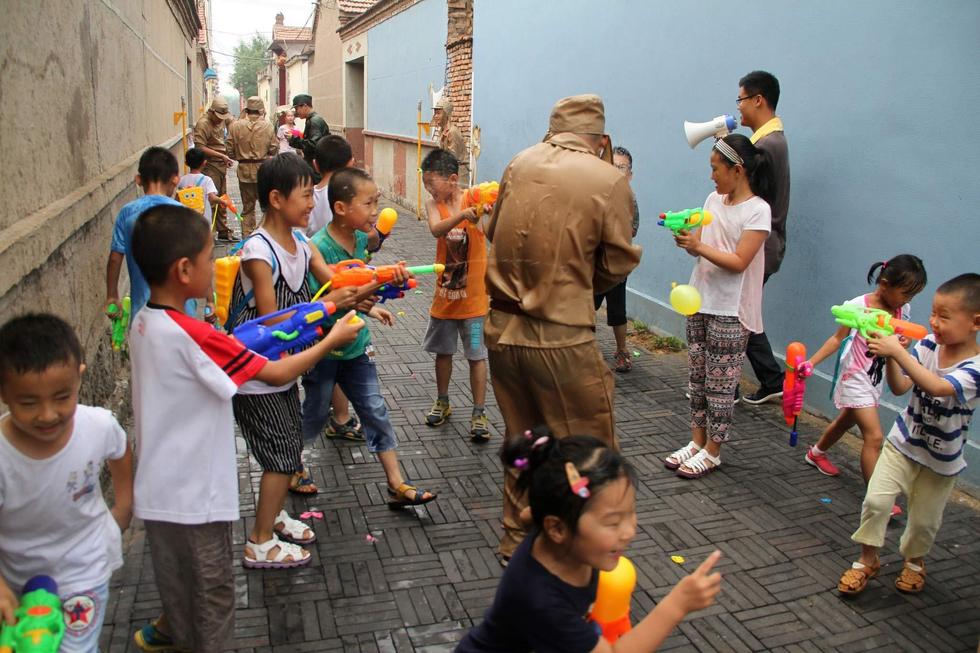 孩子們持水槍打鬼子。