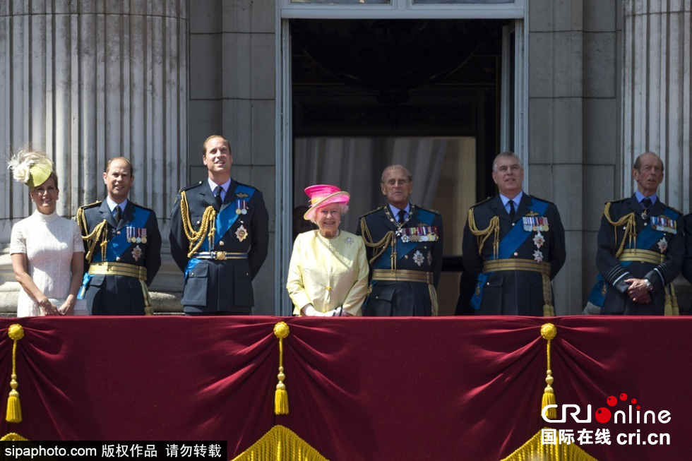 英國女王伊麗莎白二世攜眾王室成員觀看空軍飛行表演。