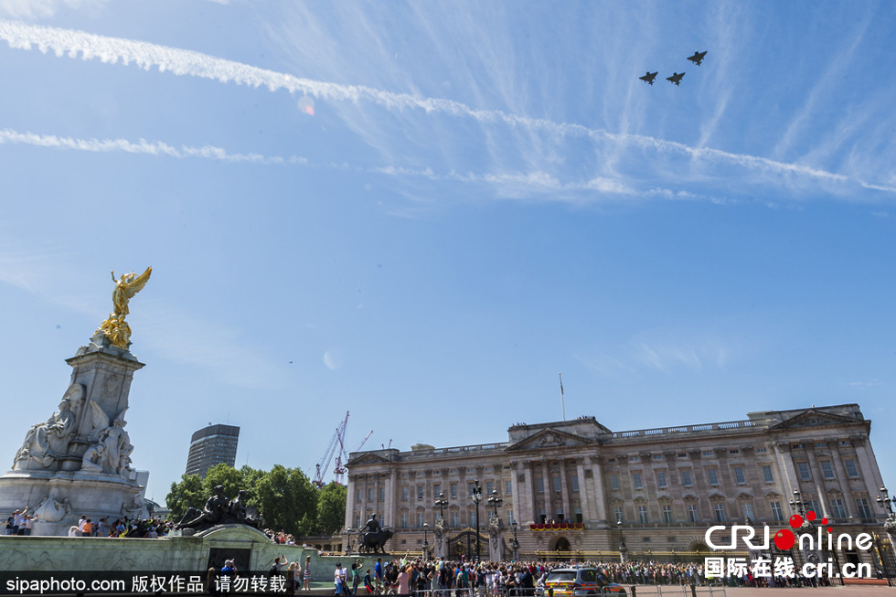 數(shù)架颶風(fēng)噴火戰(zhàn)斗機(jī)和臺風(fēng)戰(zhàn)斗機(jī)編隊(duì)飛躍白金漢宮上空，參加了紀(jì)念儀式。