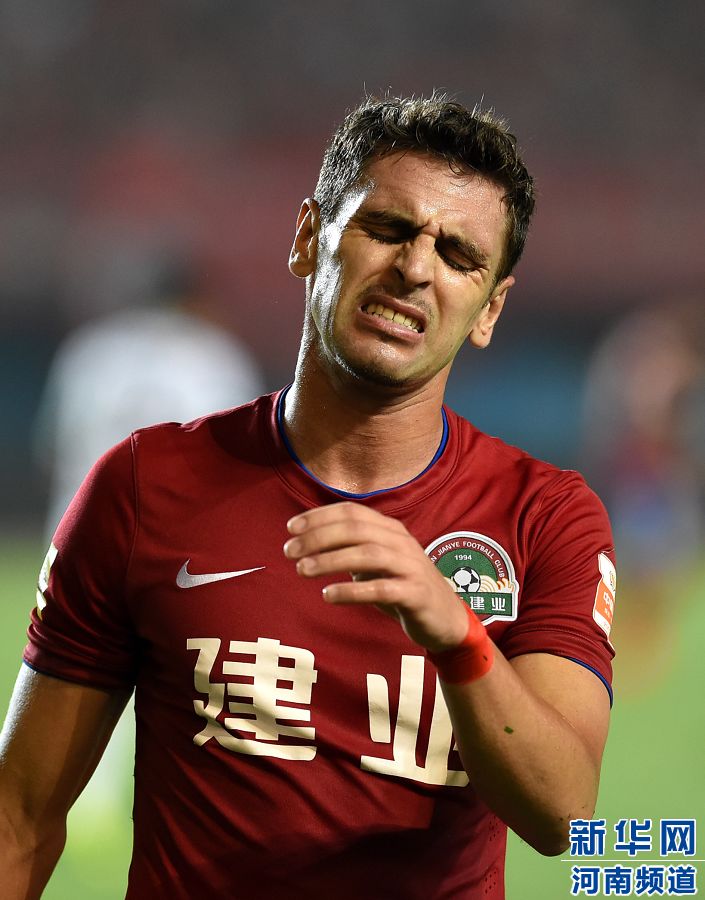 7月19日，河南建業(yè)隊(duì)球員伊沃錯(cuò)失破門機(jī)會(huì)。新華社記者李博攝