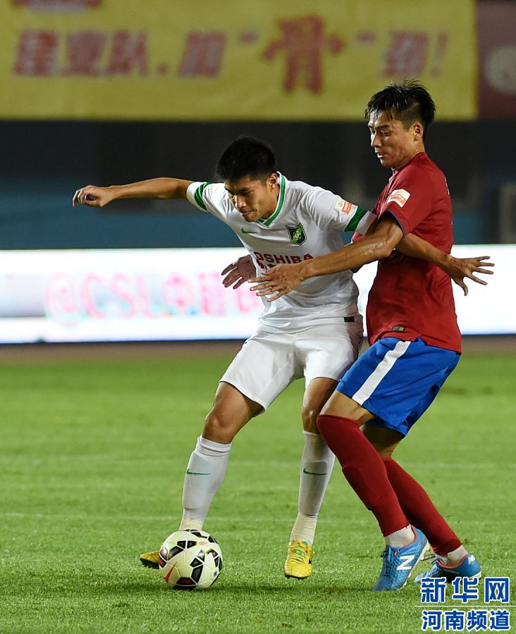 7月19日，杭州綠城隊(duì)球員黃希揚(yáng)（左）在比賽中控球。