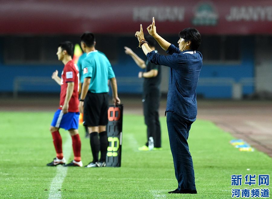 7月19日，河南建業(yè)隊(duì)主教練賈秀全（右一）在場(chǎng)邊指揮。
