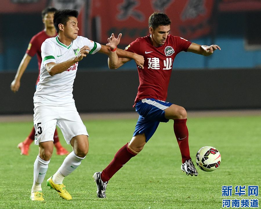 7月19日，河南建業(yè)隊(duì)球員伊沃（右）在比賽中帶球進(jìn)攻。