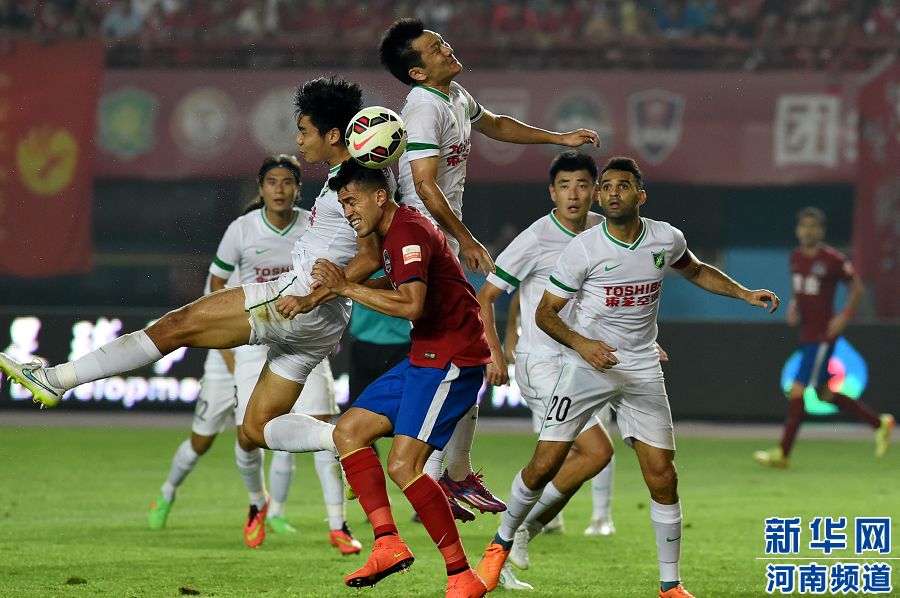 7月19日，河南建業(yè)隊(duì)球員哈維爾（前排左二）在比賽中與對(duì)手爭(zhēng)搶頭球。