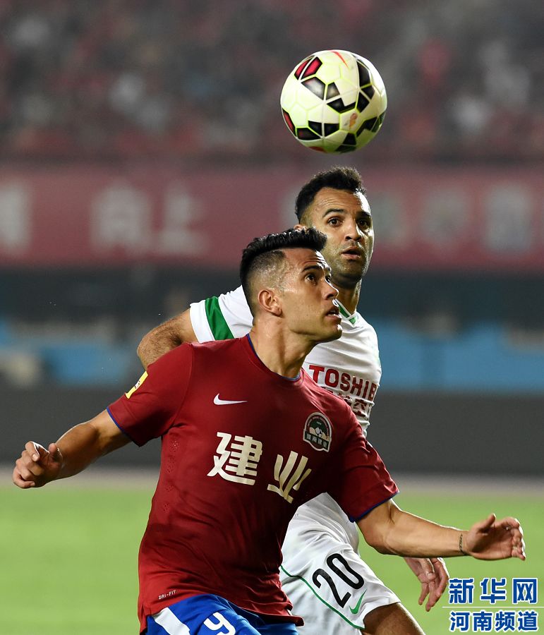 7月19日，河南建業(yè)隊(duì)球員哈維爾（前）在比賽中拼搶。