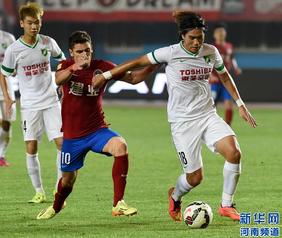　7月19日，杭州綠城隊(duì)球員趙宇豪（右）在比賽中爭(zhēng)搶。