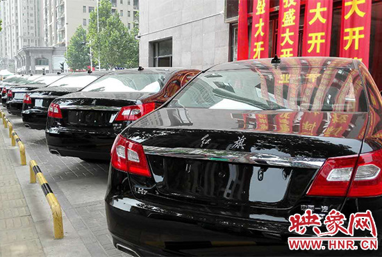 路邊一棟樓上懸掛著二三十條紅色條幅，全部是祝賀一家公司開業(yè)的。