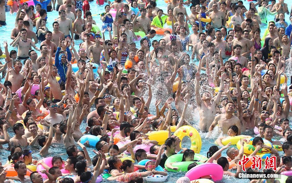 8月1日，民眾扎堆在南京湯山歡樂水魔方水上樂園戲水，享受“冰火兩重天”的涼爽和激情。連日來，中國大部分地區(qū)迎來高溫天氣。