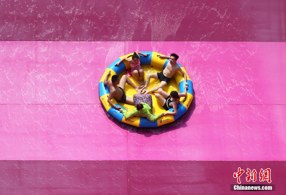 8月1日，民眾扎堆在南京湯山歡樂水魔方水上樂園戲水，享受“冰火兩重天”的涼爽和激情。連日來，中國大部分地區(qū)迎來高溫天氣。