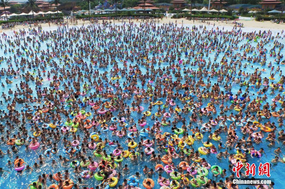 8月1日，民眾扎堆在南京湯山歡樂水魔方水上樂園戲水，享受“冰火兩重天”的涼爽和激情。連日來，中國大部分地區(qū)迎來高溫天氣。