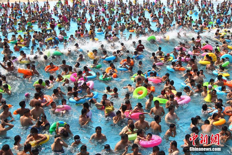 8月1日，民眾扎堆在南京湯山歡樂水魔方水上樂園戲水，享受“冰火兩重天”的涼爽和激情。連日來，中國大部分地區(qū)迎來高溫天氣。