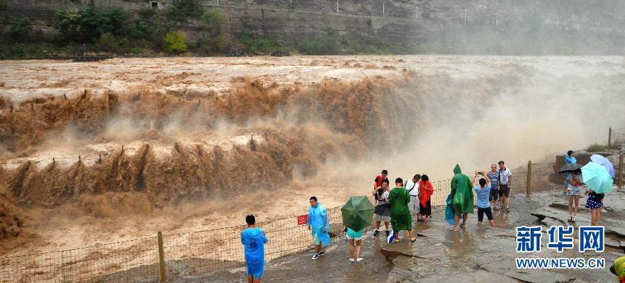 8月2日，游客在山西吉縣黃河壺口瀑布景區(qū)游覽觀瀑。