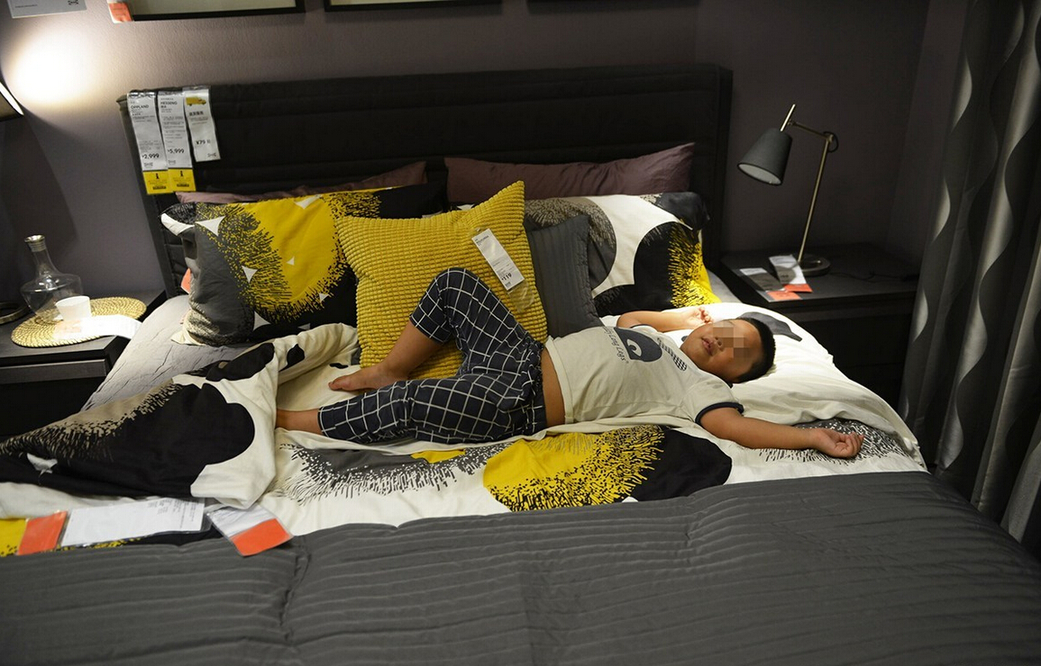 8月4日，杭州，“蹭涼族”在宜家杭州店的沙發(fā)或床鋪上休息。