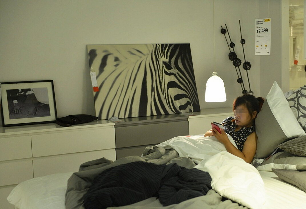 8月4日，杭州，“蹭涼族”在宜家杭州店的沙發(fā)或床鋪上休息。