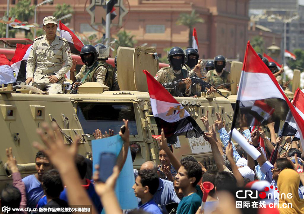 當?shù)貢r間2015年8月6日，埃及開羅，民眾集會慶祝新蘇伊士運河開通。圖片來源:CFP