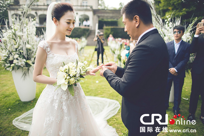 李小冉比利時辦婚禮 朱丹、鐘欣潼、應(yīng)采兒做伴娘