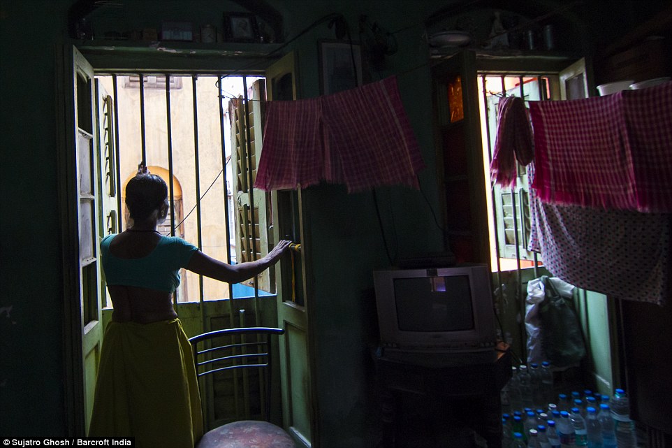 72歲的Maya Banarjee說：“我已經(jīng)太老了，但是我不會離開?！? complete=