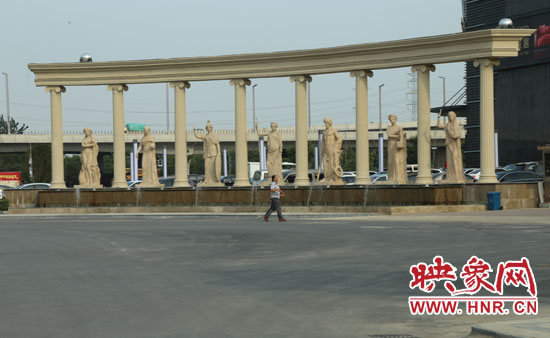 在這個(gè)“凱旋門(mén)”前是一處噴泉景觀。