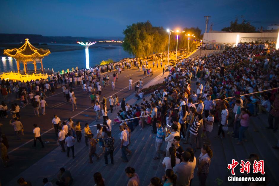數(shù)萬(wàn)民眾前來(lái)黃河邊觀看河燈。 張?jiān)?攝