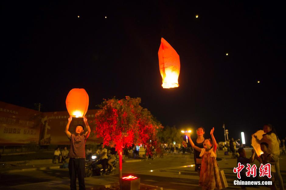民眾燃起孔明燈助興。 張?jiān)?攝