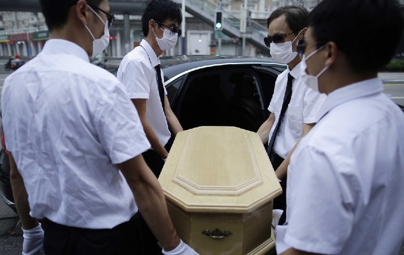 上海，花床、木棺、挽聯(lián)，在上海市閔行區(qū)一處私密的悼念室內(nèi)，一場小型追悼儀式正在舉行。