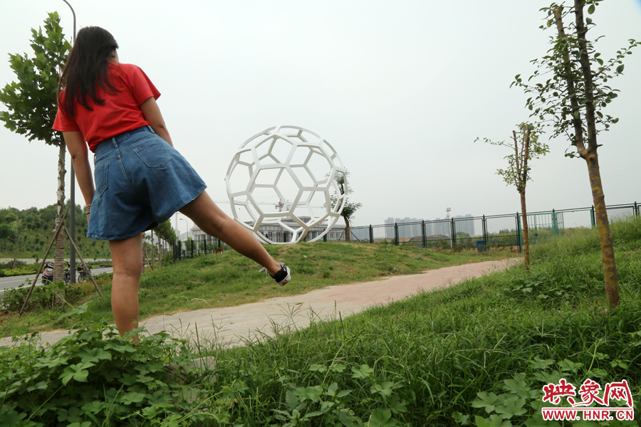 踢”足球“。