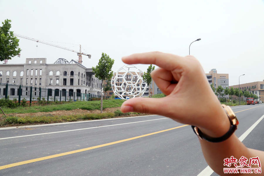 一名女生在拍創(chuàng)意照片。