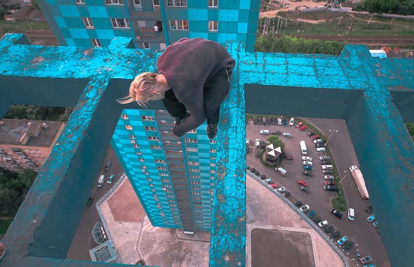 恐高癥慎入！俄羅斯小伙高空跑酷炫特技驚險萬分