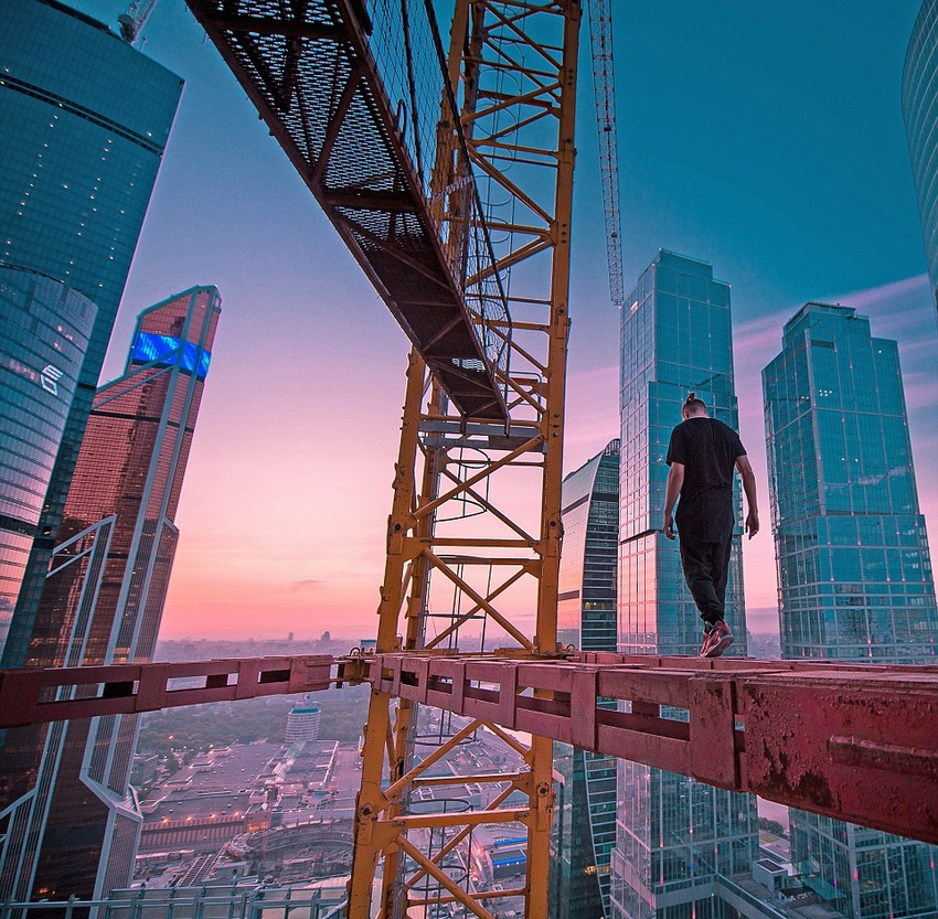 恐高癥慎入！俄羅斯小伙高空跑酷炫特技驚險萬分