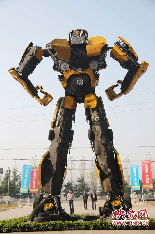 10月14日，一只高18米、寬8米的“變形金剛”矗立在河南省平頂山市寶豐縣一家企業(yè)門前。