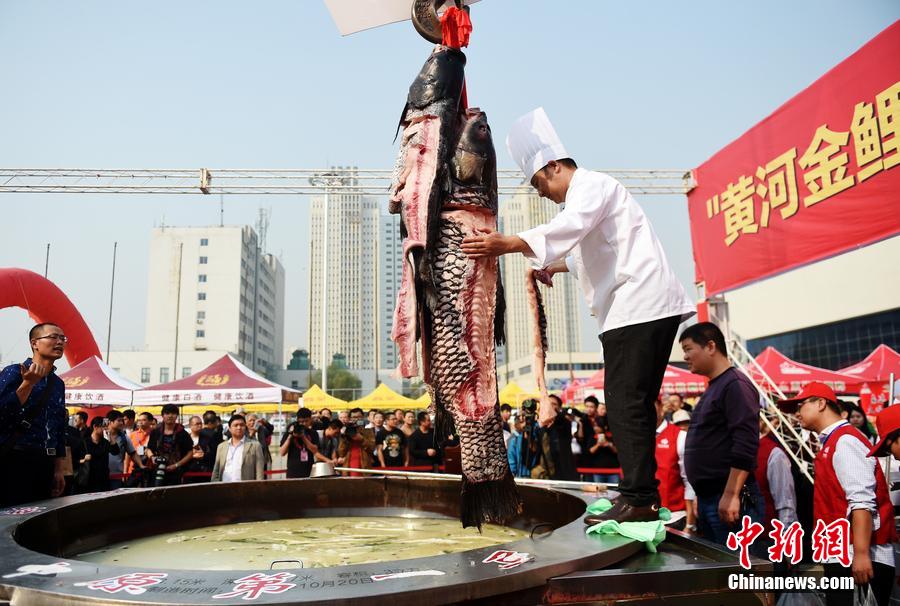 河南鄭州，一個(gè)直徑3.15米，深0.7米，可容納3噸高湯的“中原第一鍋”現(xiàn)場(chǎng)烹煮火鍋盛宴。