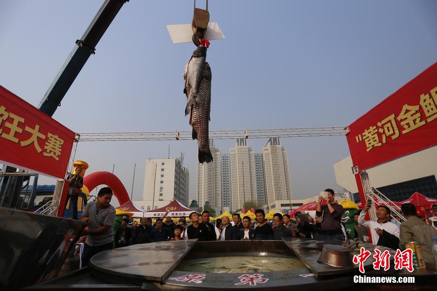 起重機(jī)吊起161.2斤魚王下鍋。 圖片來源：CFP視覺中國(guó)