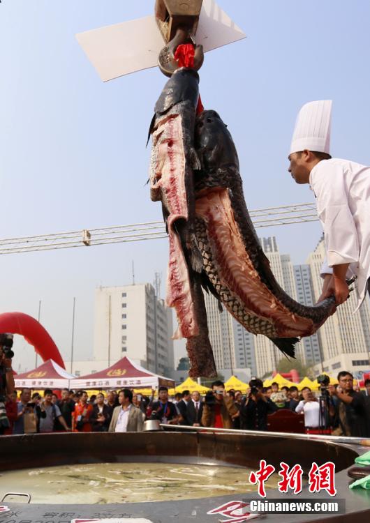 廚師對(duì)魚肉進(jìn)行處理。 圖片來源：CFP視覺中國(guó)