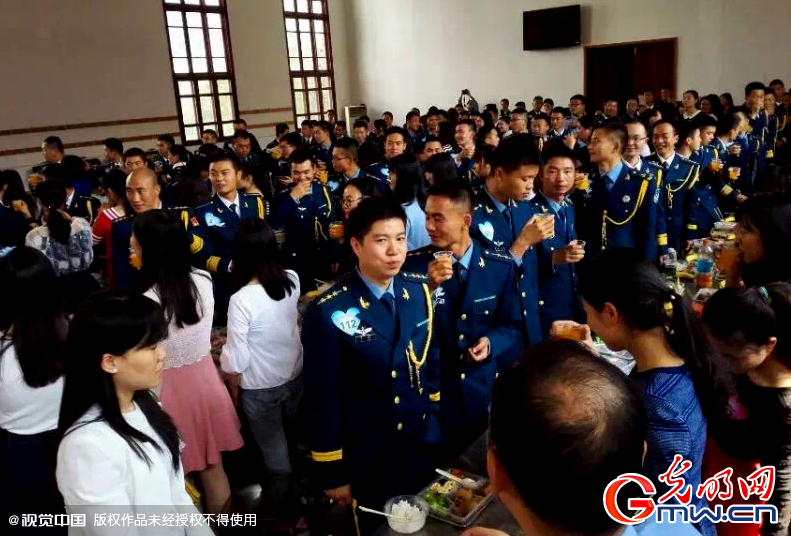 湖北武漢，“嫁人就嫁解放軍”，每年一屆的武漢軍旅姻緣會17日在駐漢空軍某指揮所文化活動中心舉行