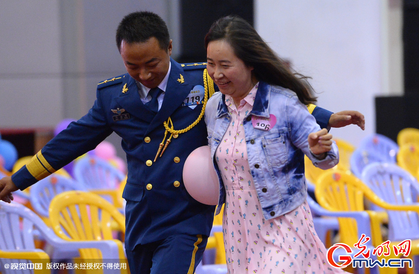 湖北武漢，“嫁人就嫁解放軍”，每年一屆的武漢軍旅姻緣會17日在駐漢空軍某指揮所文化活動中心舉行