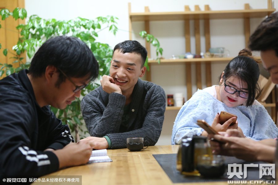 網(wǎng)絡紅人葉良辰現(xiàn)身浙江臺州，接受記者的專訪。