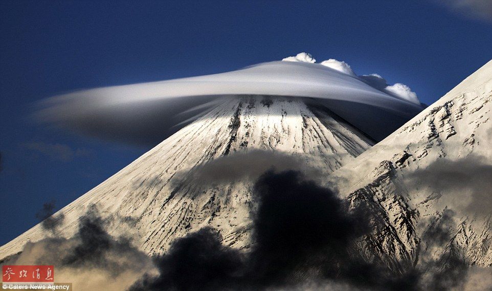 火山上籠罩著類似于外星飛碟形狀的云彩，場景猶如科幻大片。