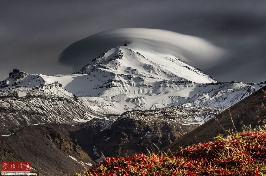 火山上籠罩著類似于外星飛碟形狀的云彩，場景猶如科幻大片。