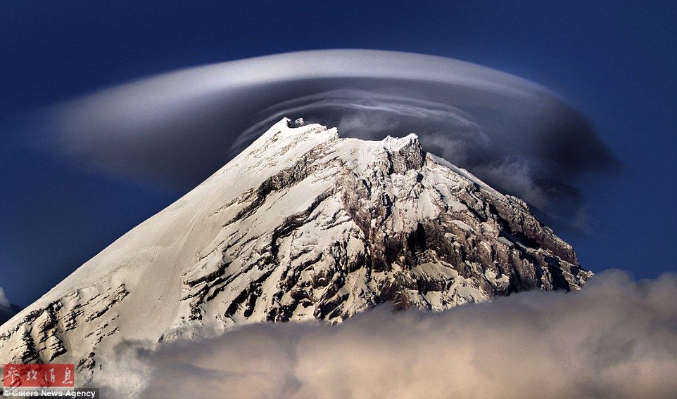 火山上籠罩著類似于外星飛碟形狀的云彩，場景猶如科幻大片。