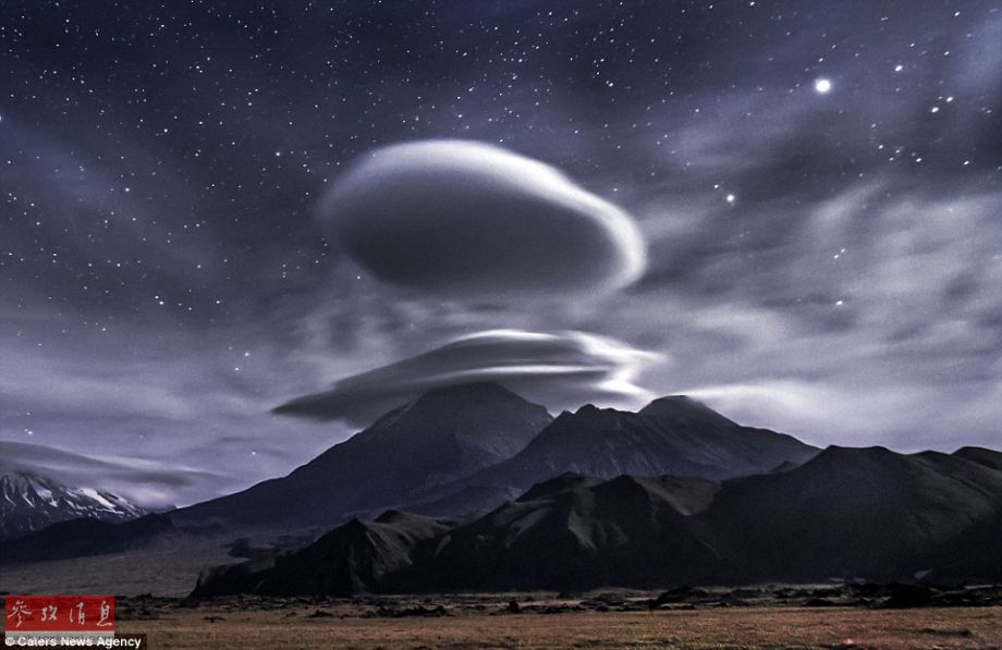 火山上籠罩著類似于外星飛碟形狀的云彩，場景猶如科幻大片。
