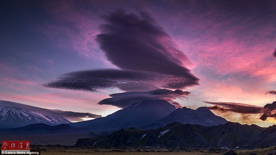 火山上籠罩著類似于外星飛碟形狀的云彩，場景猶如科幻大片。