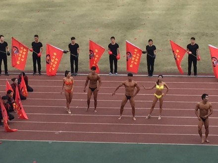 杭州某大學(xué)秋季運動會開幕式 裸男大秀肌肉