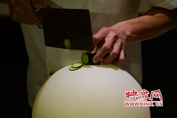 在面團(tuán)氣球上切菜。