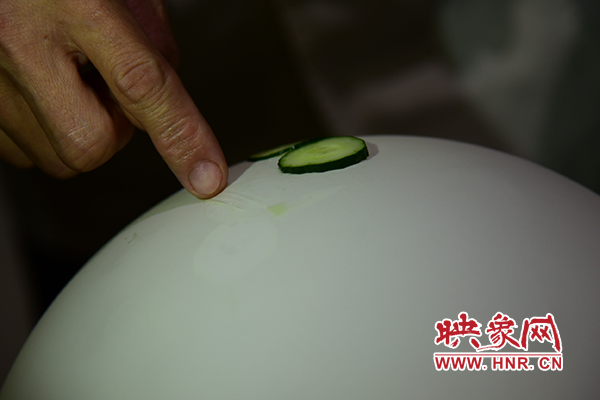 在面團(tuán)氣球上切菜。