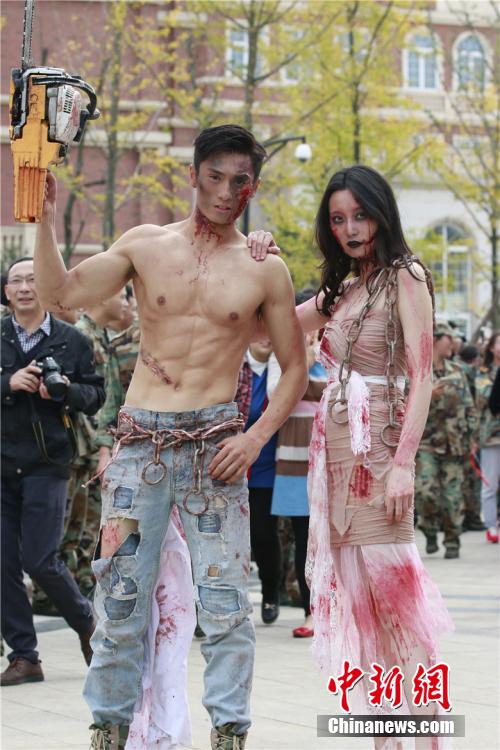 男神教師扮“鬼”學(xué)生稱其為“史上顏值最高男鬼”。何浠 攝