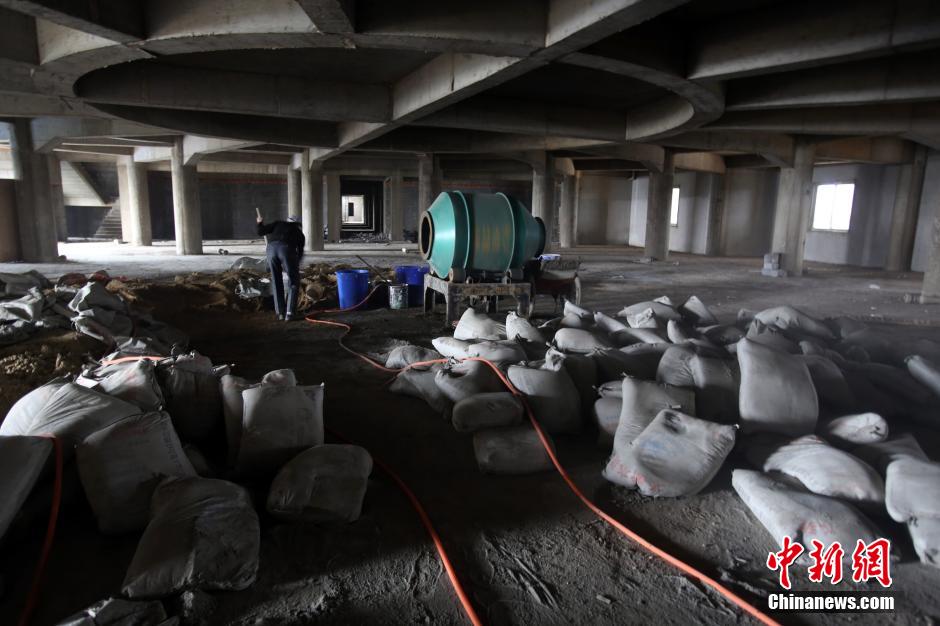 武漢山寨“國會(huì)大廈”荒廢多年 院子成菜地