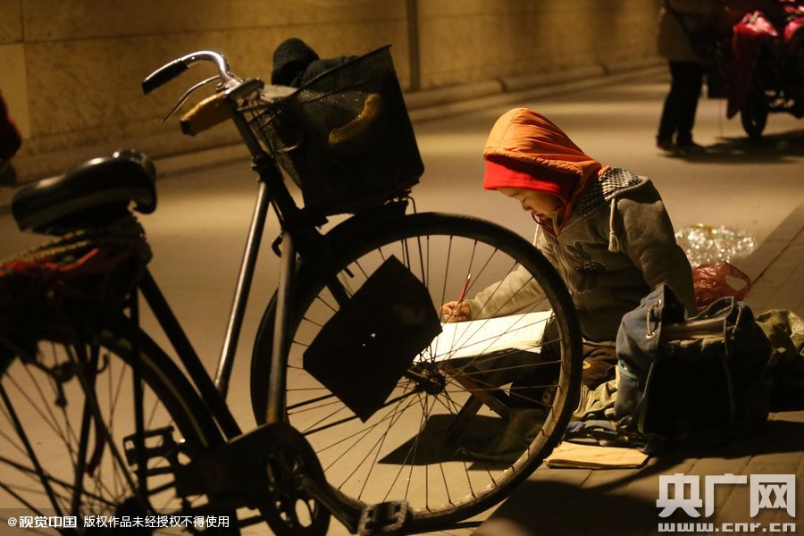 他的父母說(shuō)，晚上回去晚，孩子的作業(yè)都是在這寫(xiě)，做小生意不容易，孩子還陪著遭罪，經(jīng)常還有城管攆著不讓在這賣(mài)。