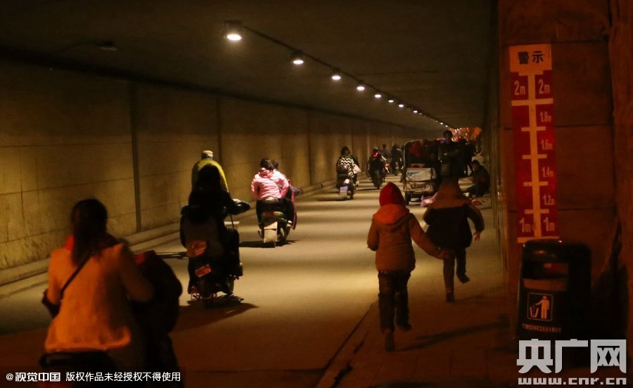 寫(xiě)完作業(yè)，小一航與鄰居的小伙伴在大橋下玩耍。