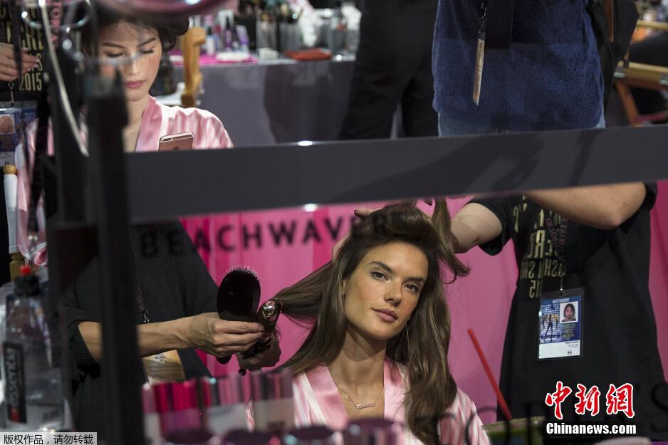 當?shù)貢r間11月10日，2015維多利亞的秘密年度內(nèi)衣秀在紐約上演，模特在后臺緊張地準備中。