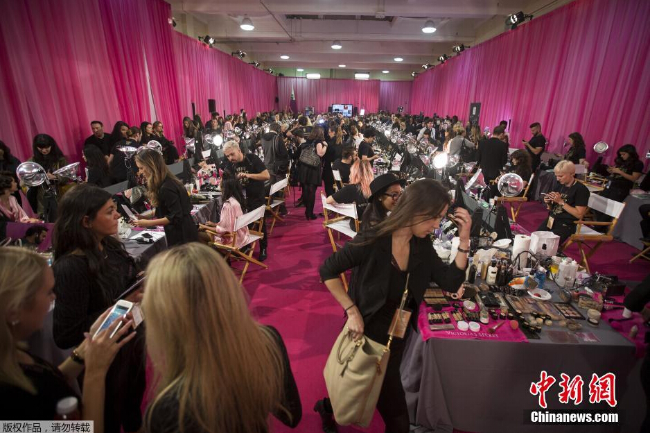 當?shù)貢r間11月10日，2015維多利亞的秘密年度內(nèi)衣秀在紐約上演，模特在后臺緊張地準備中。